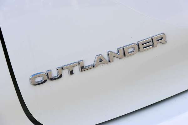 2025 Mitsubishi Outlander ES ZM