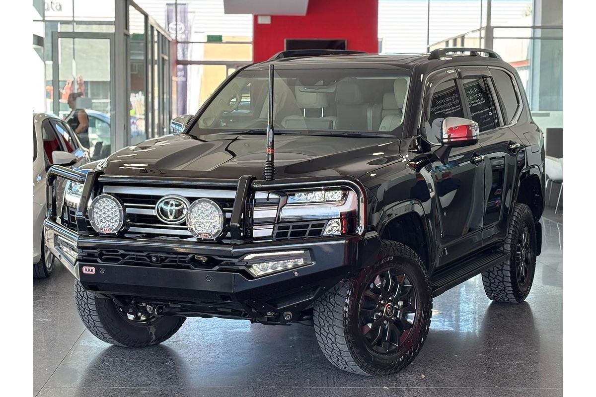 2024 Toyota Landcruiser Sahara FJA300R