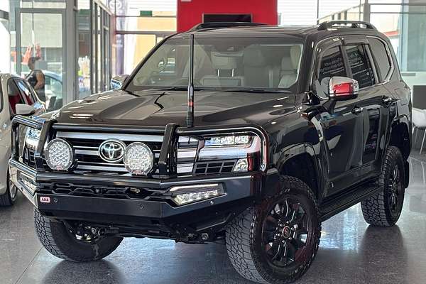 2024 Toyota Landcruiser Sahara FJA300R