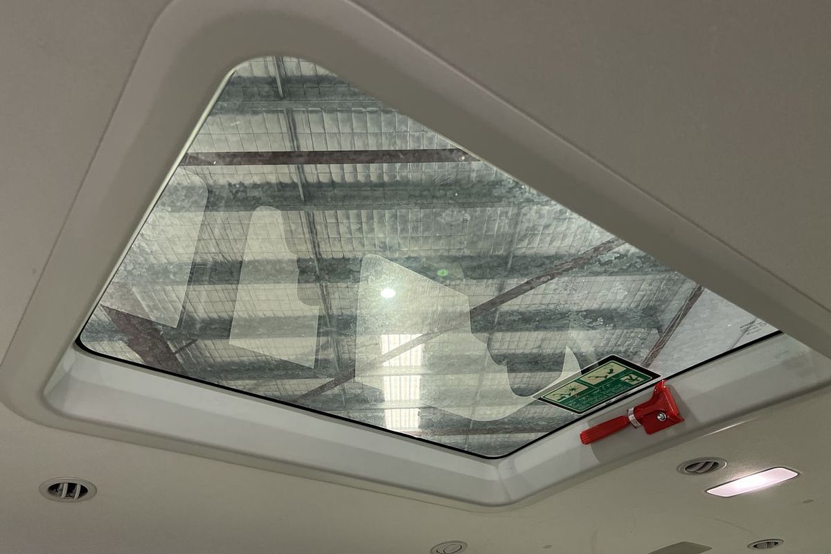 2022 Toyota Hiace Commuter GDH322R
