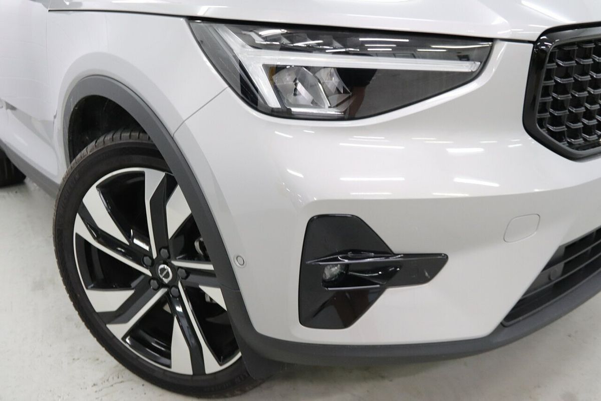 2023 Volvo XC40 Ultimate B5 Dark