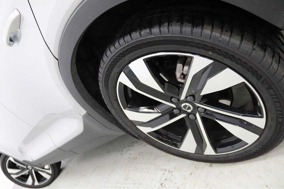 2023 Volvo XC40 Ultimate B5 Dark