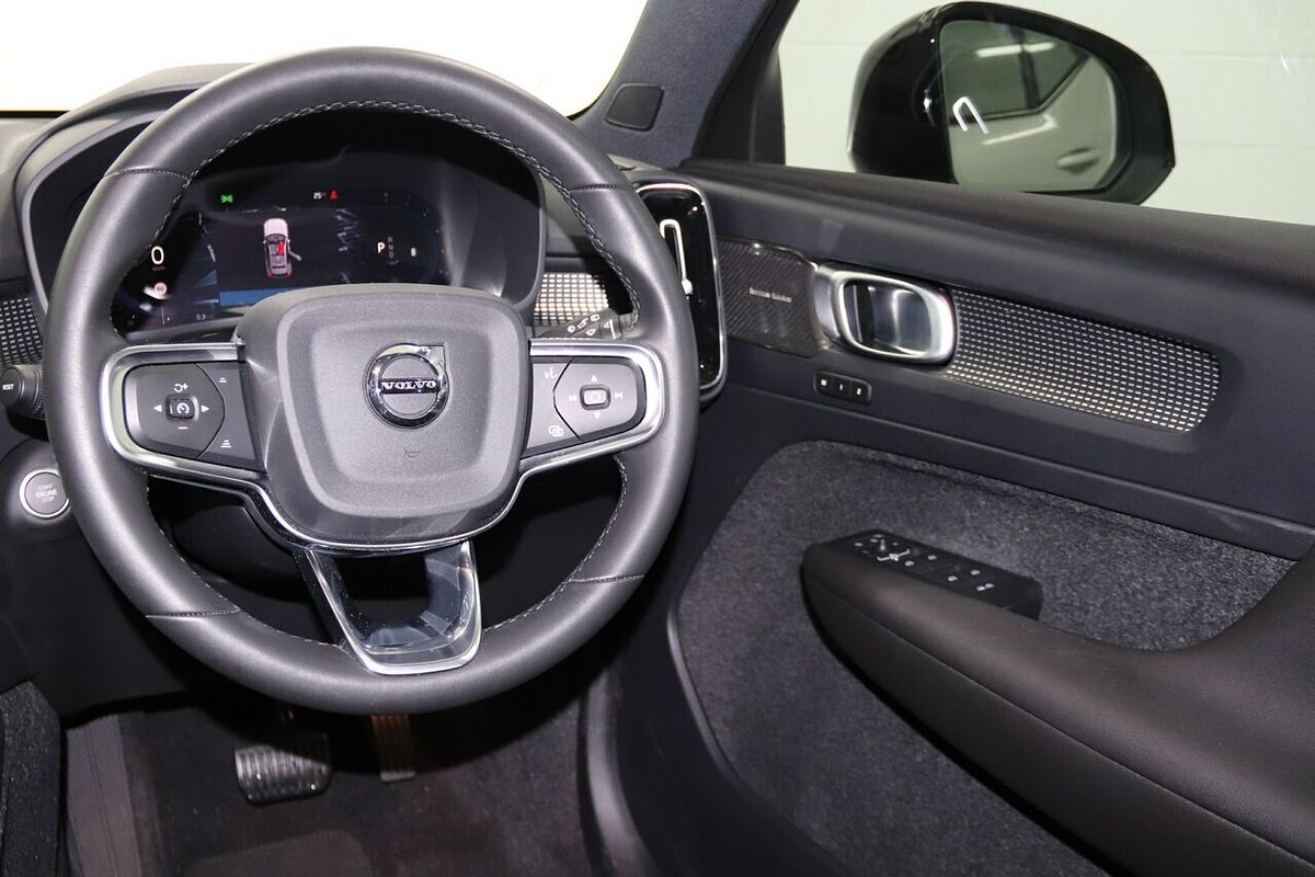 2023 Volvo XC40 Ultimate B5 Dark