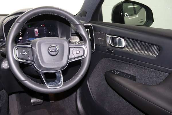 2023 Volvo XC40 Ultimate B5 Dark