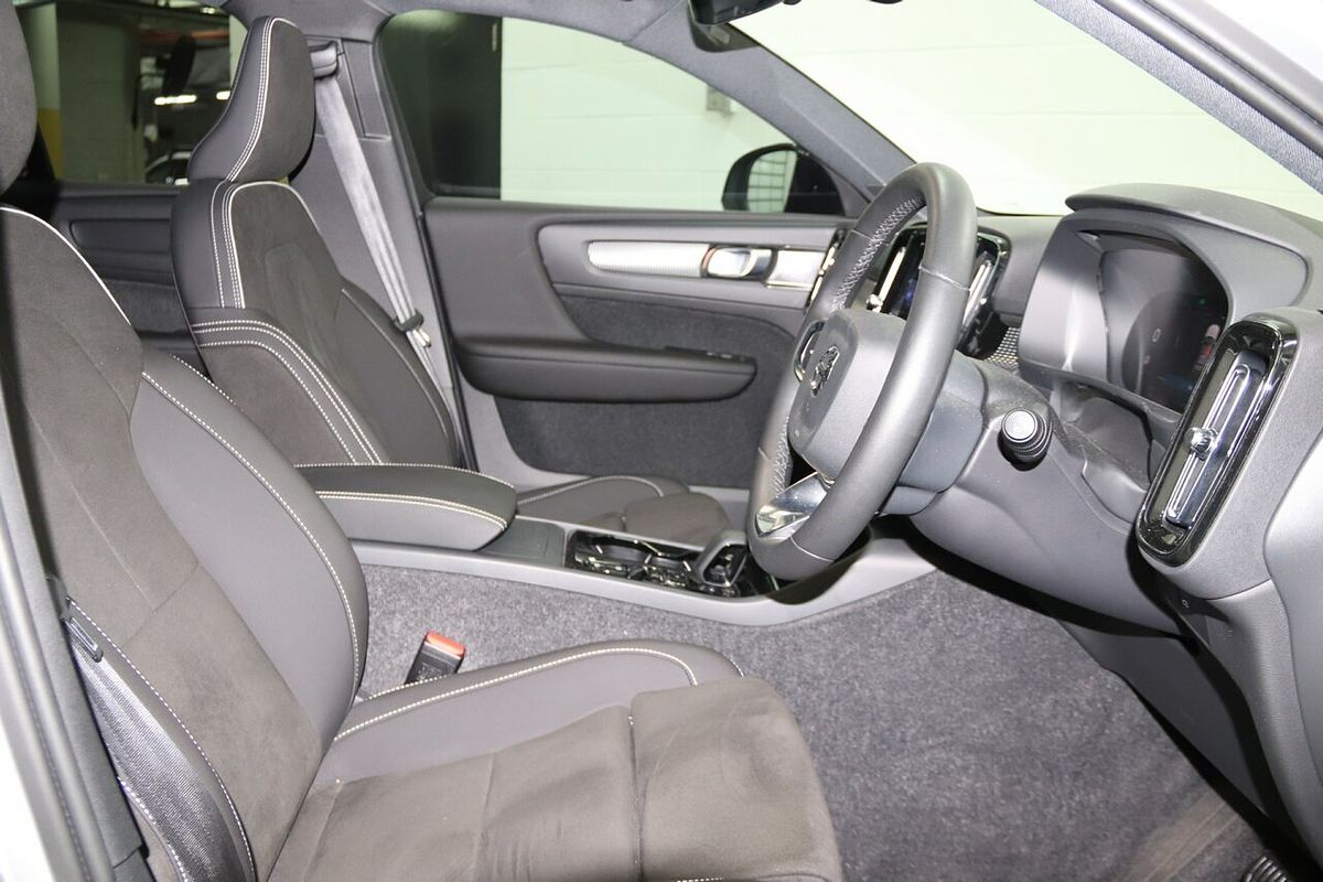 2023 Volvo XC40 Ultimate B5 Dark