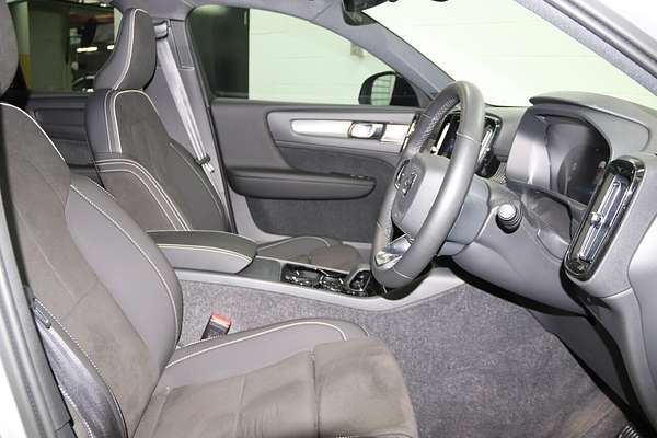 2023 Volvo XC40 Ultimate B5 Dark