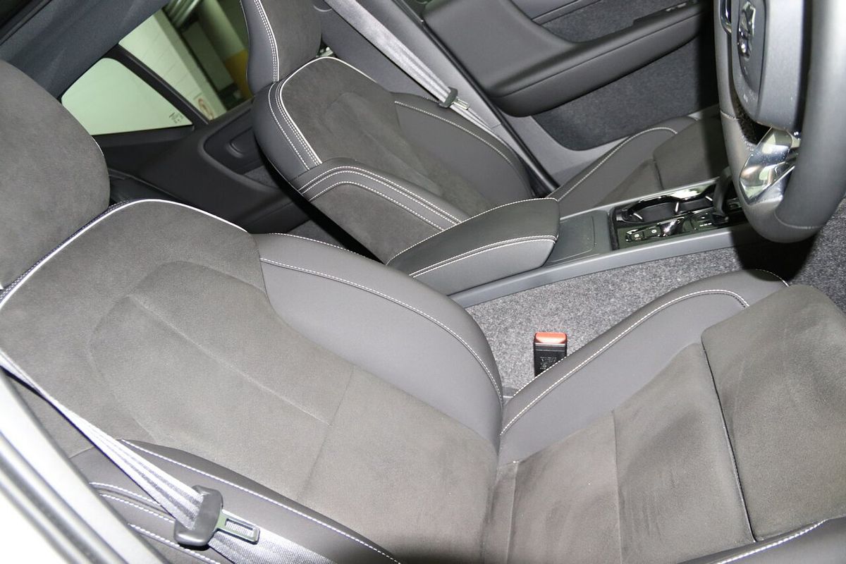 2023 Volvo XC40 Ultimate B5 Dark