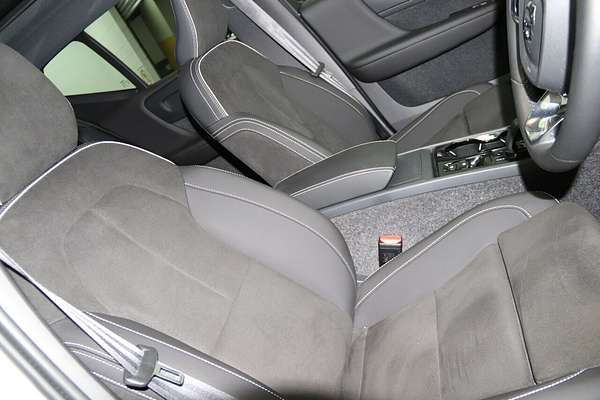 2023 Volvo XC40 Ultimate B5 Dark