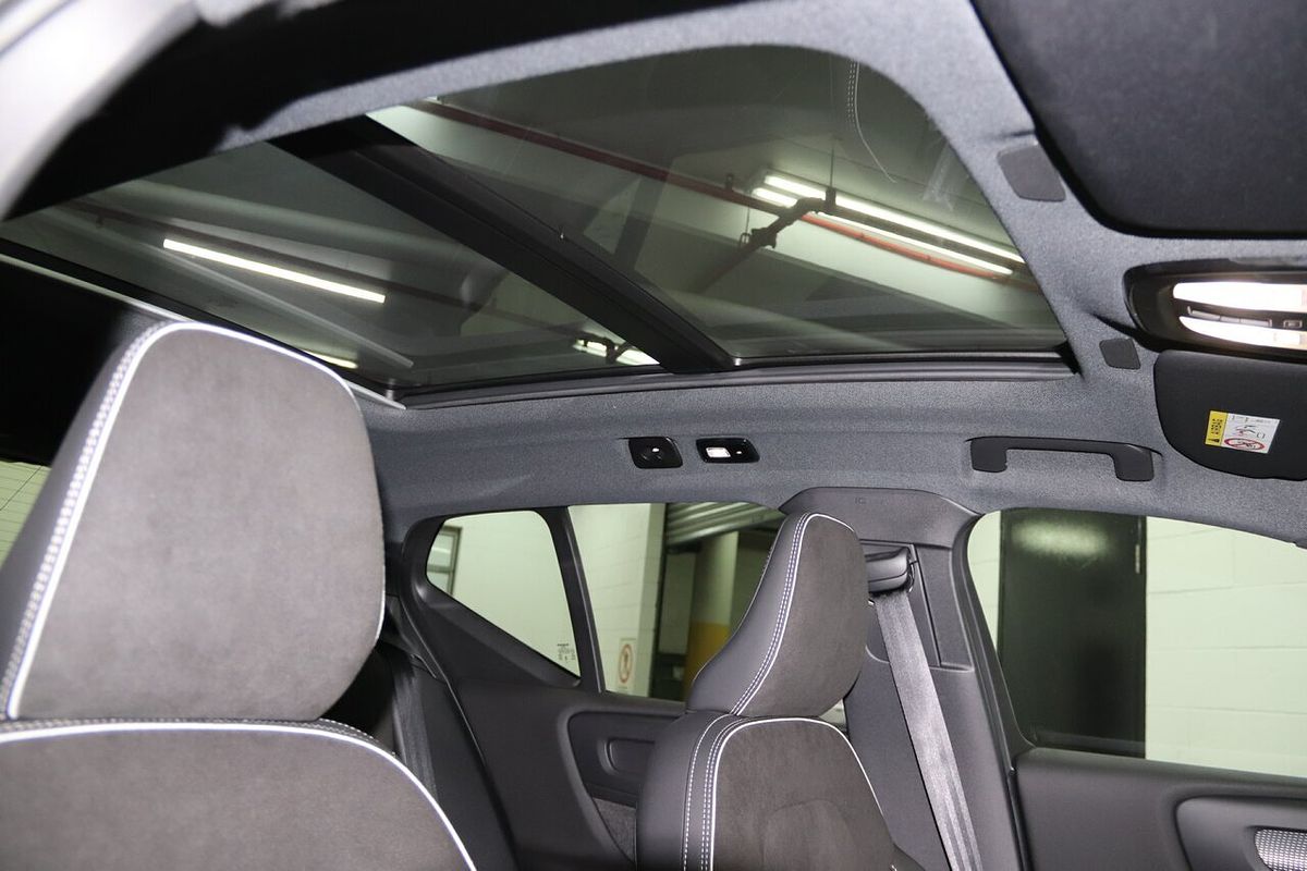 2023 Volvo XC40 Ultimate B5 Dark