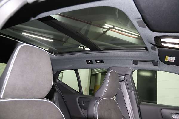2023 Volvo XC40 Ultimate B5 Dark