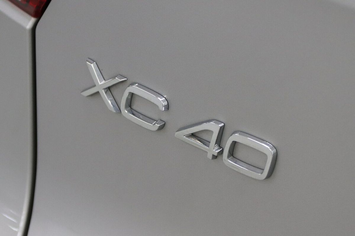 2023 Volvo XC40 Ultimate B5 Dark