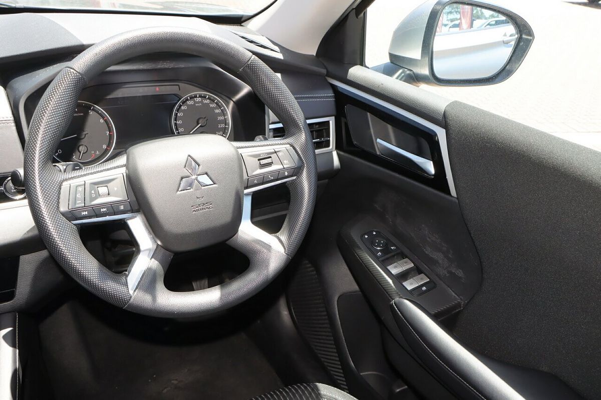 2023 Mitsubishi Outlander ES ZM