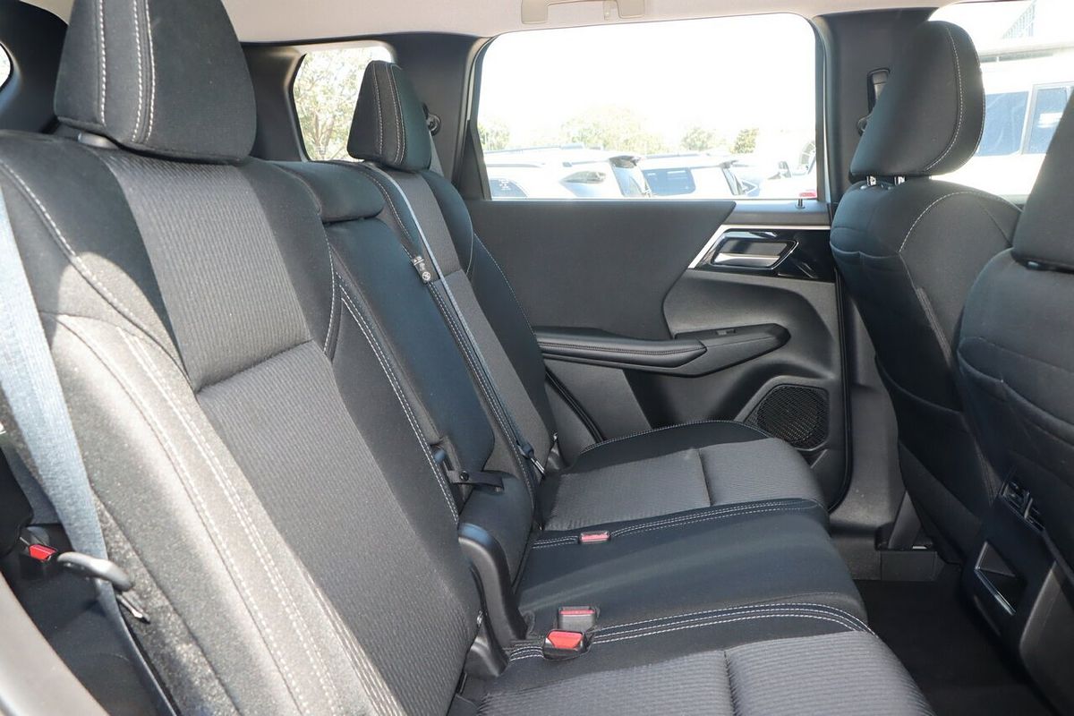2023 Mitsubishi Outlander ES ZM