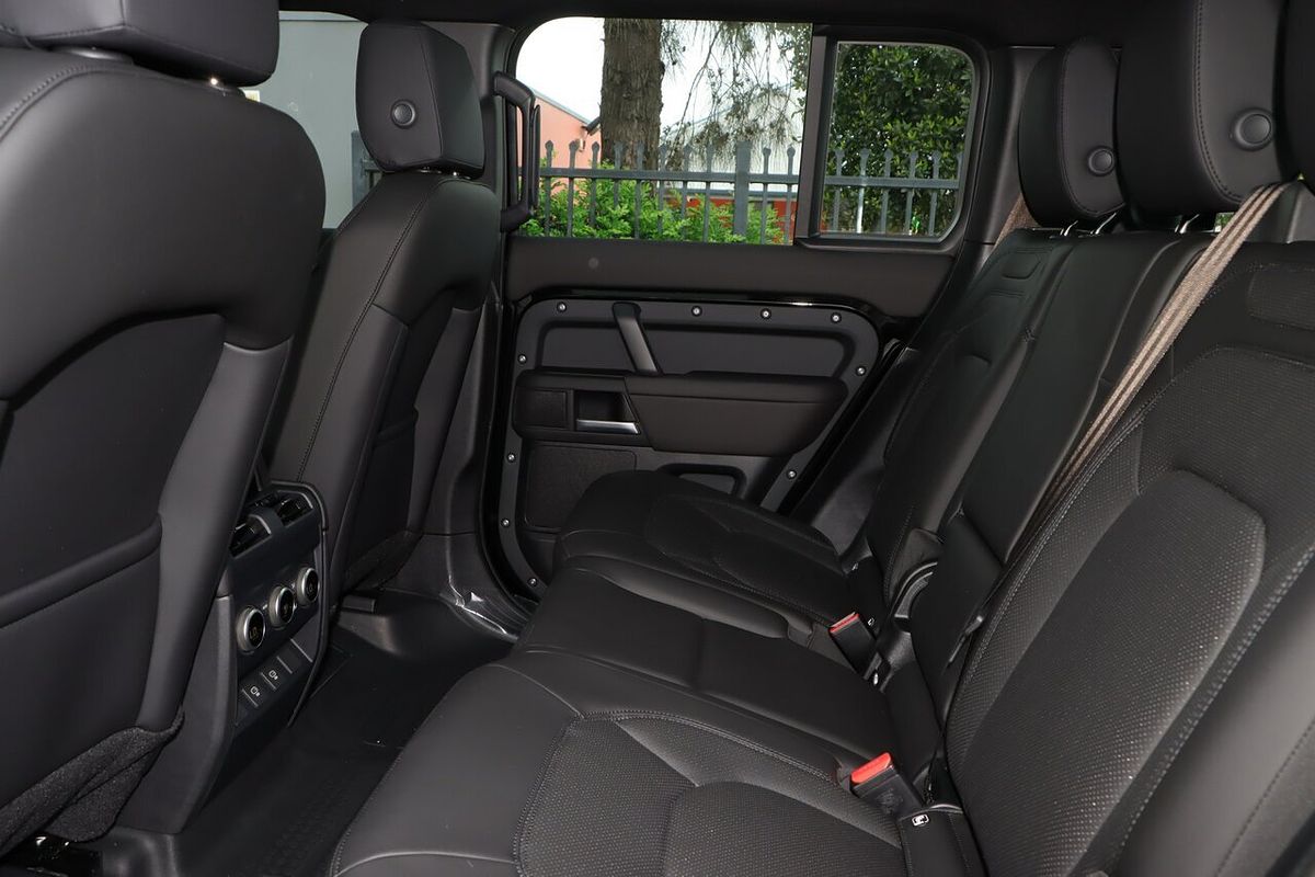 2024 Land Rover Defender 130 D350 X-Dynamic SE L663