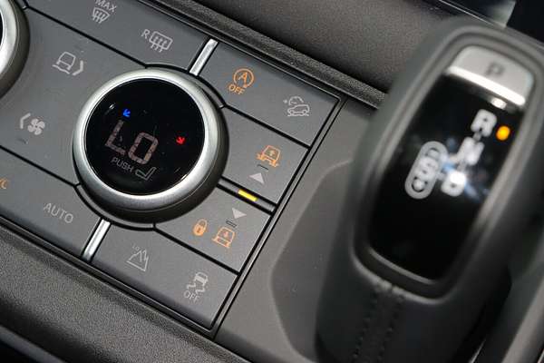 2024 Land Rover Defender 130 D350 X-Dynamic SE L663