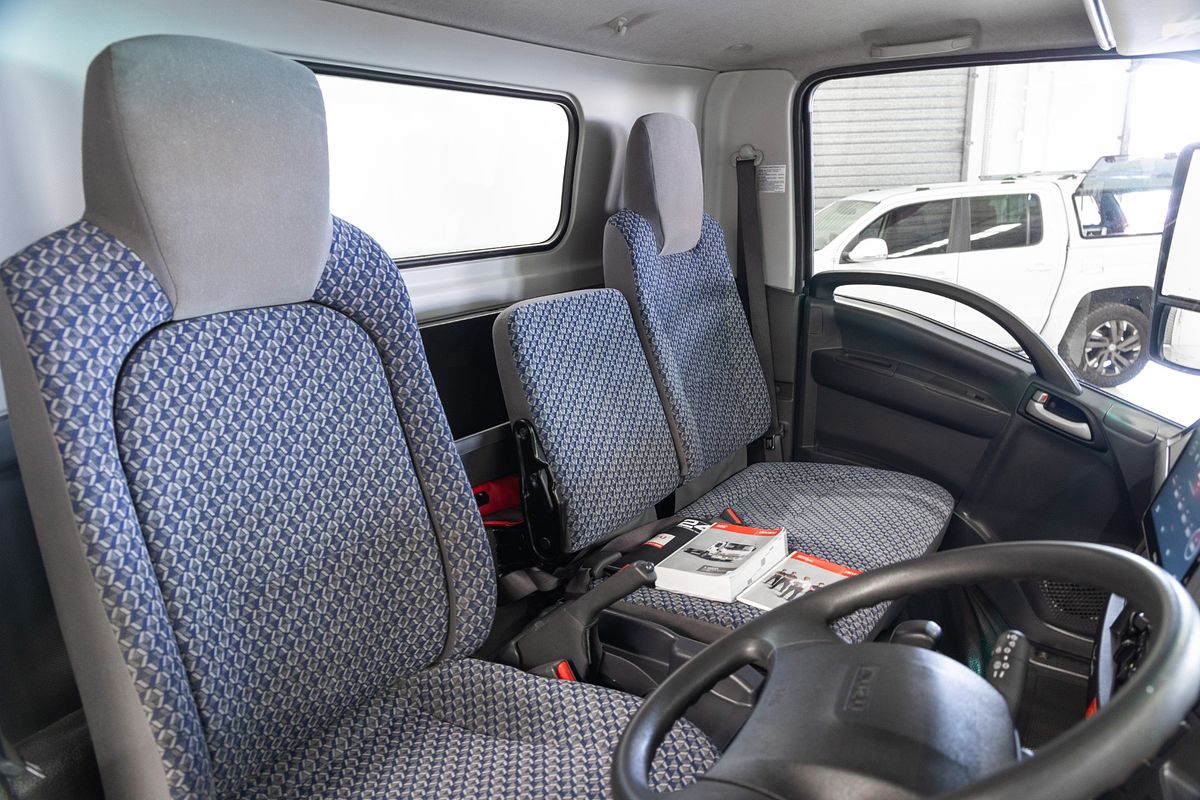2022 Isuzu N Series NNR 45-150 Vanpack