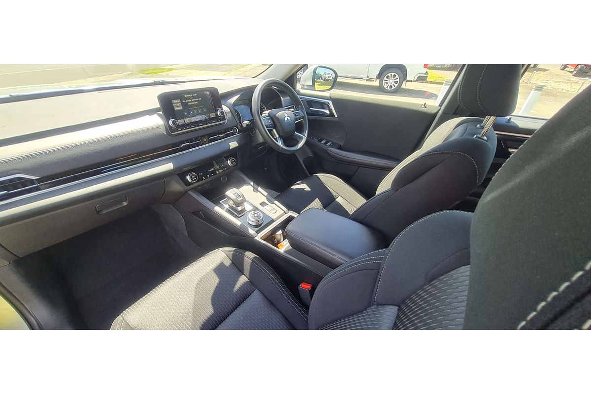 2024 Mitsubishi Outlander ES ZM