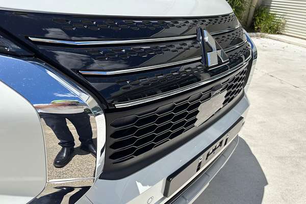 2024 Mitsubishi Outlander LS ZM