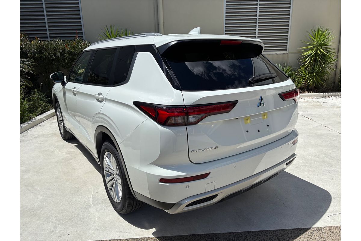 2024 Mitsubishi Outlander LS ZM