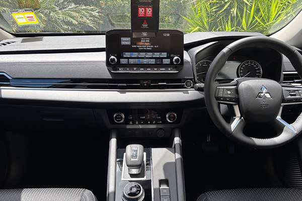 2024 Mitsubishi Outlander LS ZM