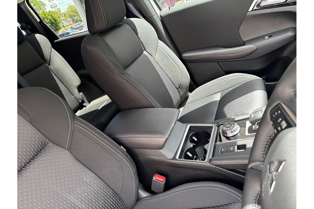 2024 Mitsubishi Outlander LS ZM