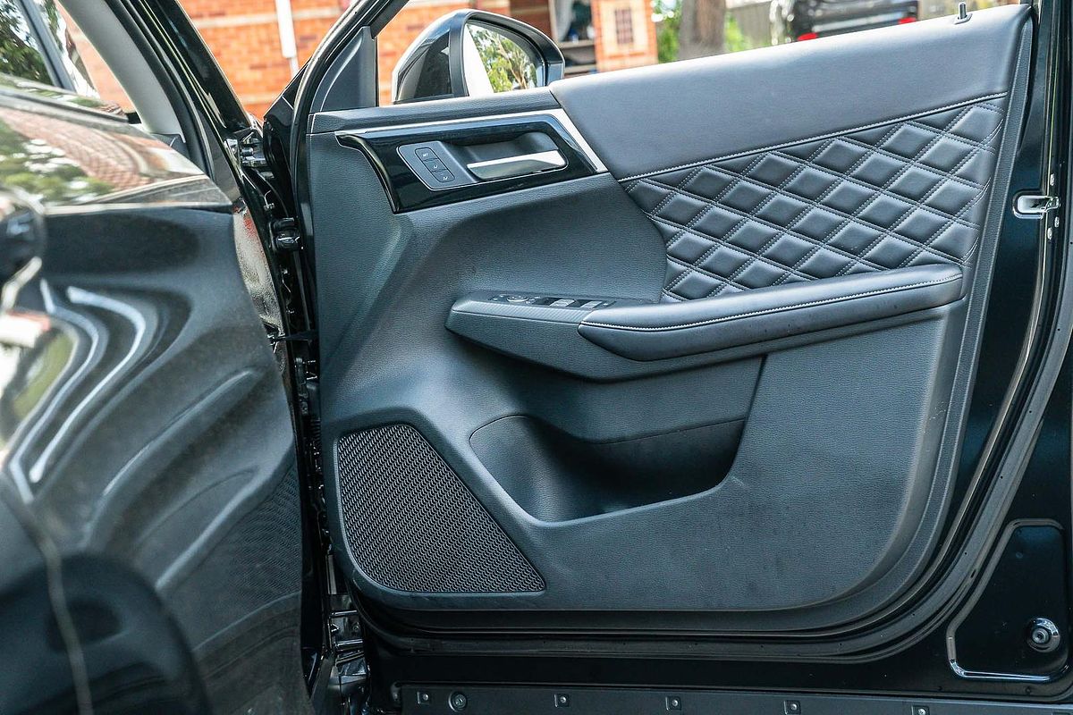 2024 Mitsubishi Outlander PHEV Exceed ZM