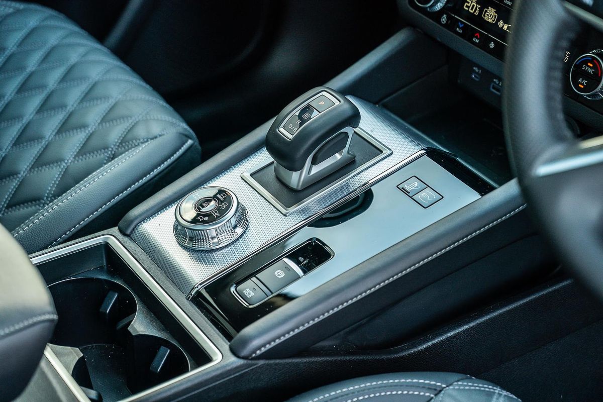 2024 Mitsubishi Outlander PHEV Exceed ZM