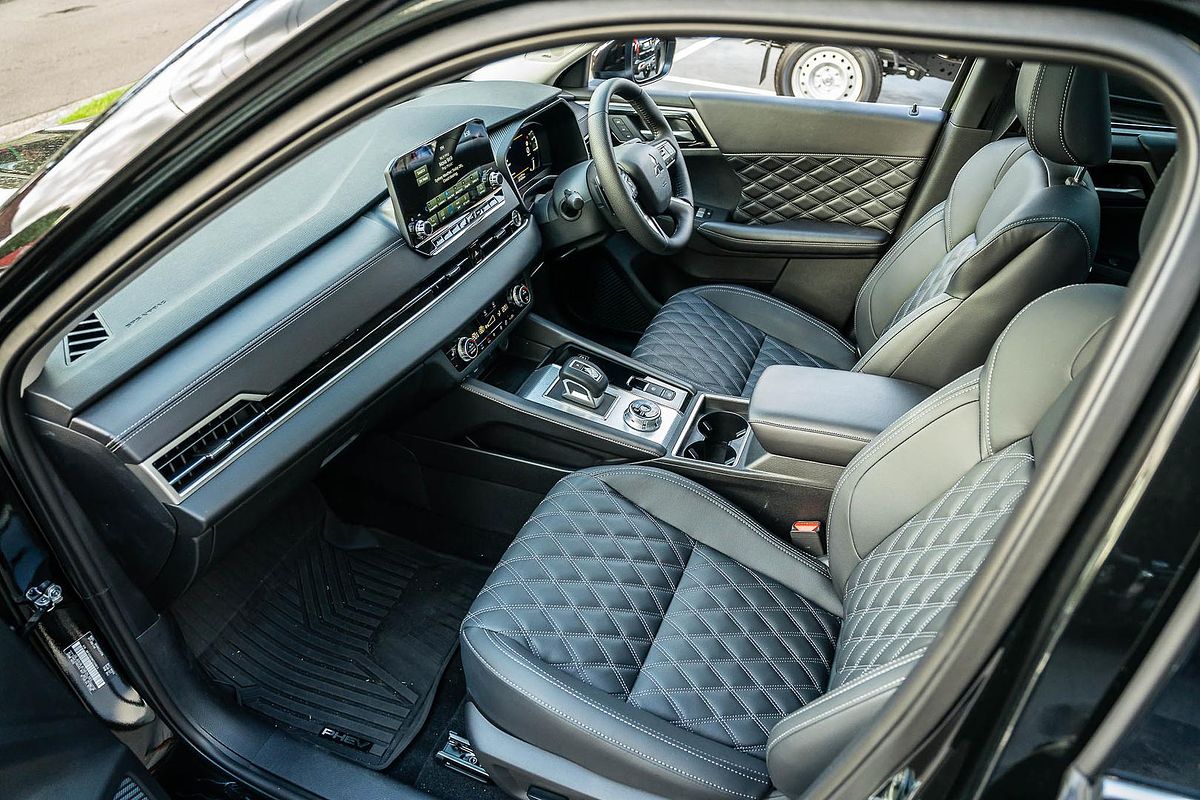 2024 Mitsubishi Outlander PHEV Exceed ZM