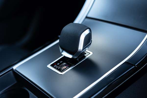 2024 Land Rover Range Rover Velar P250 Dynamic SE L560