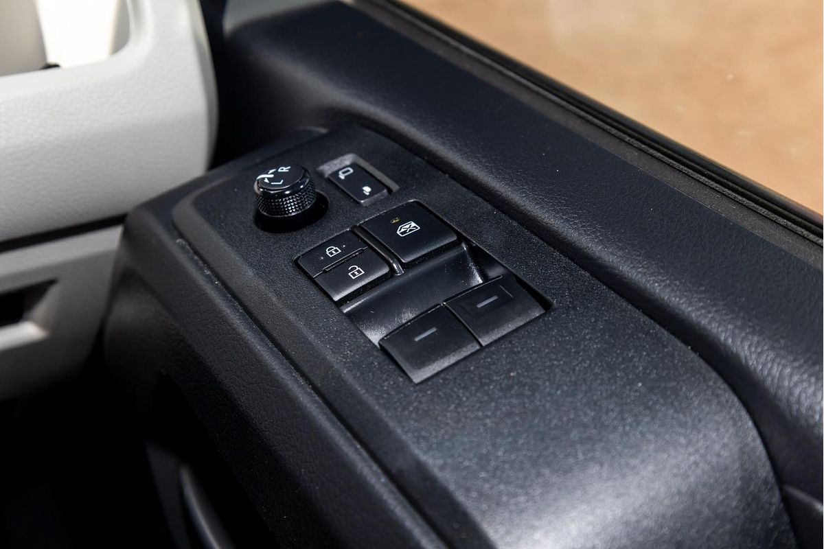 2021 Toyota Hiace Commuter GDH322R