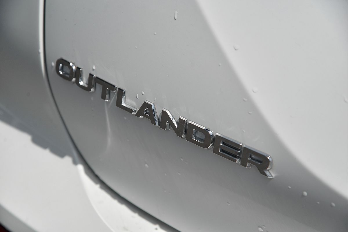 2024 Mitsubishi Outlander PHEV ES ZM