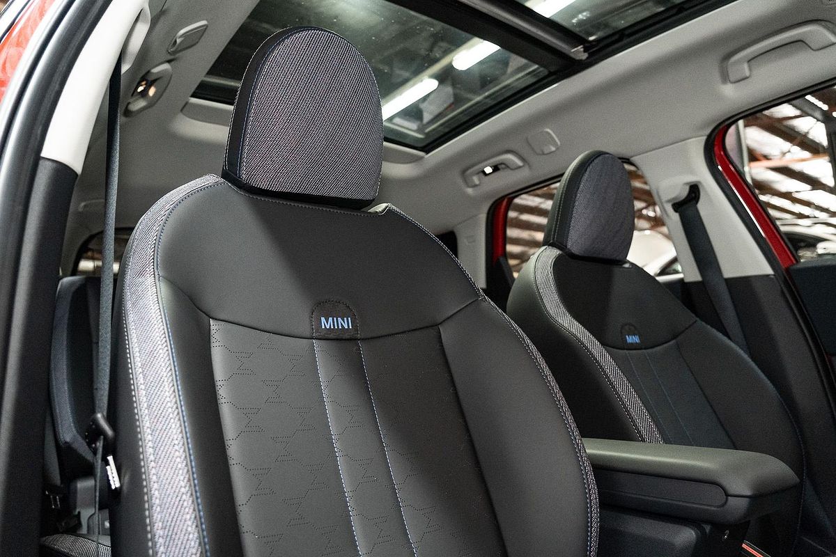 2024 MINI Countryman C Classic U25