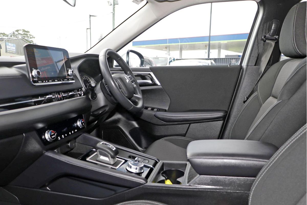 2024 Mitsubishi Outlander ES ZM