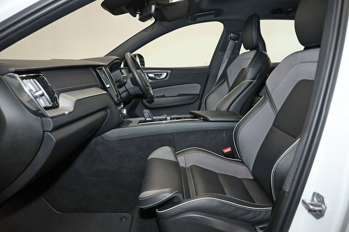 2022 Volvo XC60 B6 R-Design