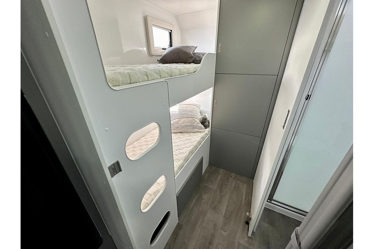 2025 Crusader My25 Lifechanger Bunkie