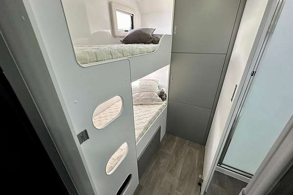 2025 Crusader My25 Lifechanger Bunkie