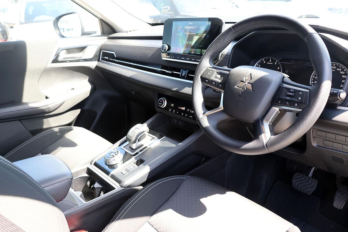 2024 Mitsubishi Outlander LS ZM