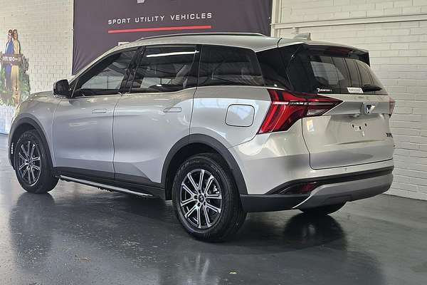 2023 Mahindra XUV700 AX7L