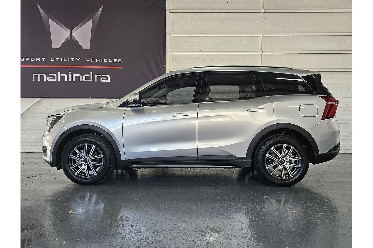 2023 Mahindra XUV700 AX7L