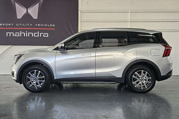 2023 Mahindra XUV700 AX7L