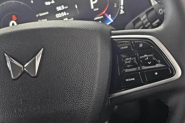 2023 Mahindra XUV700 AX7L