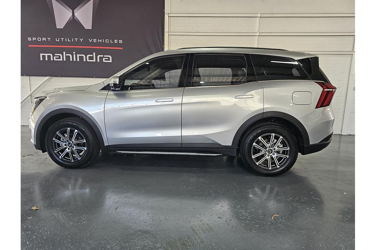 2023 Mahindra XUV700 AX7L