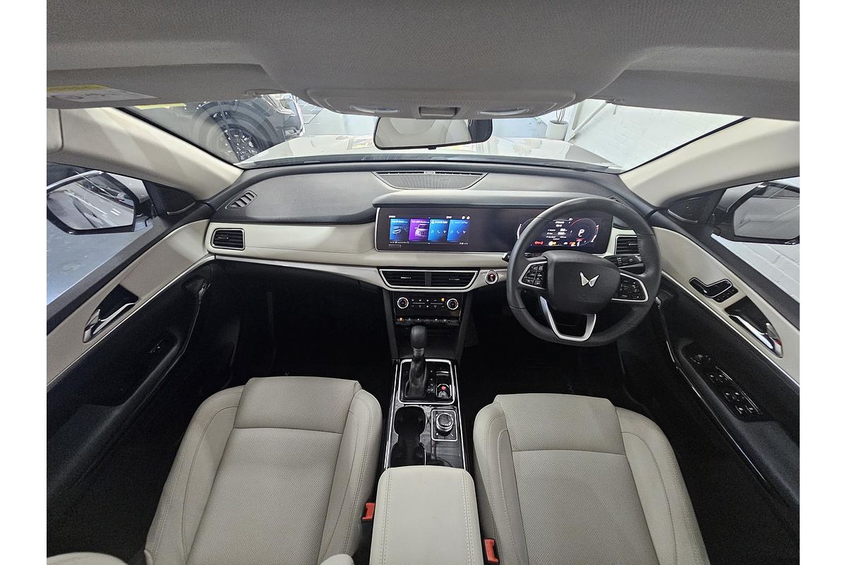 2023 Mahindra XUV700 AX7L
