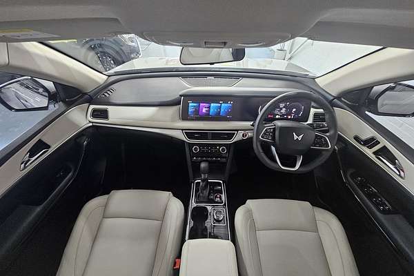 2023 Mahindra XUV700 AX7L