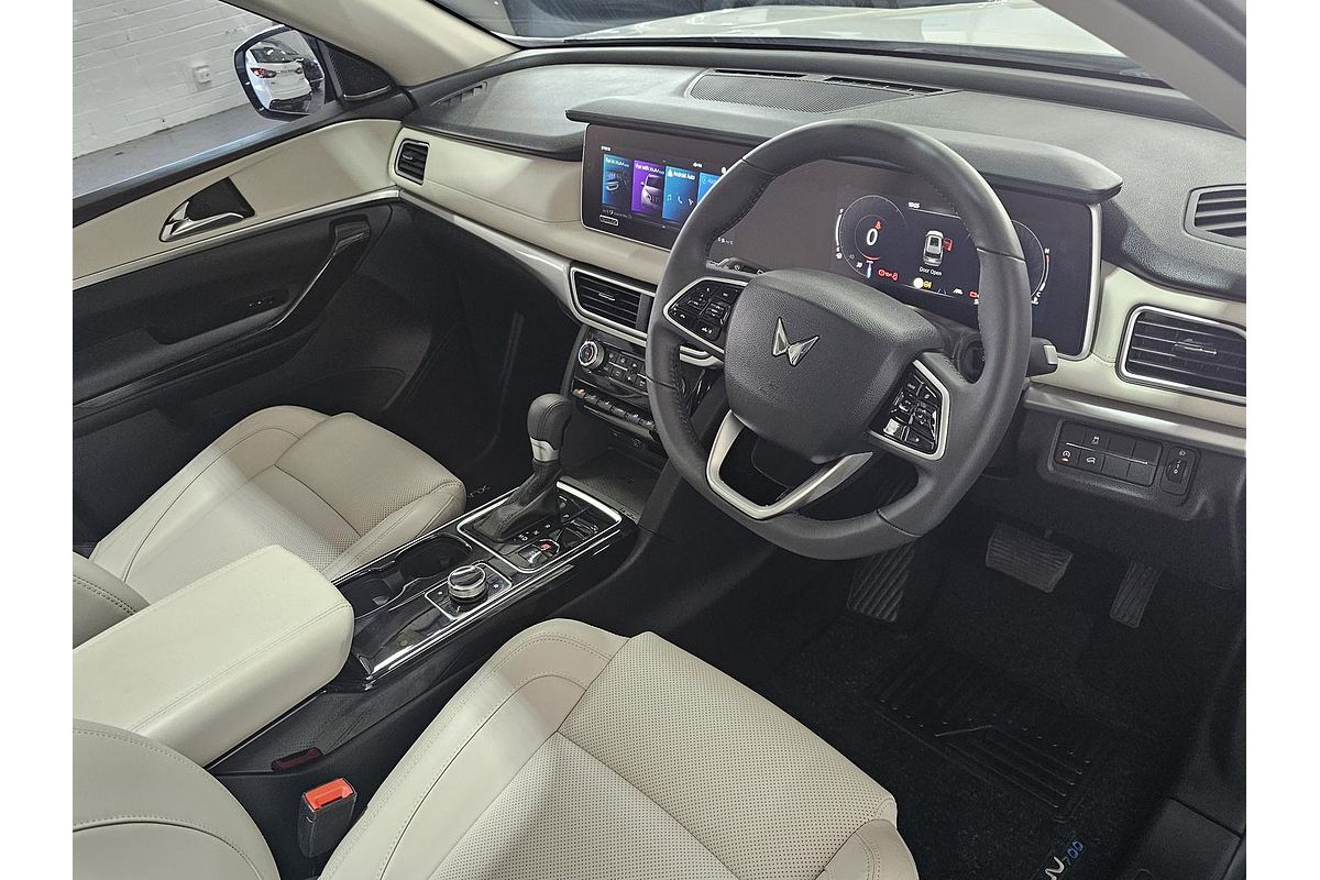 2023 Mahindra XUV700 AX7L