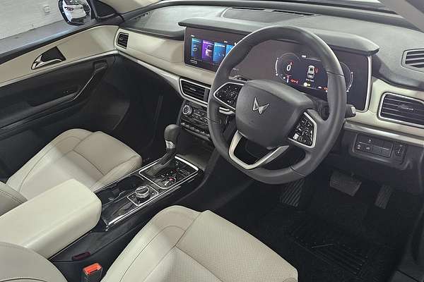 2023 Mahindra XUV700 AX7L