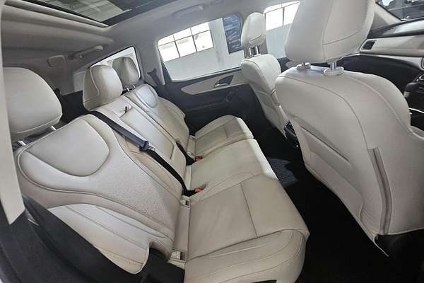 2023 Mahindra XUV700 AX7L