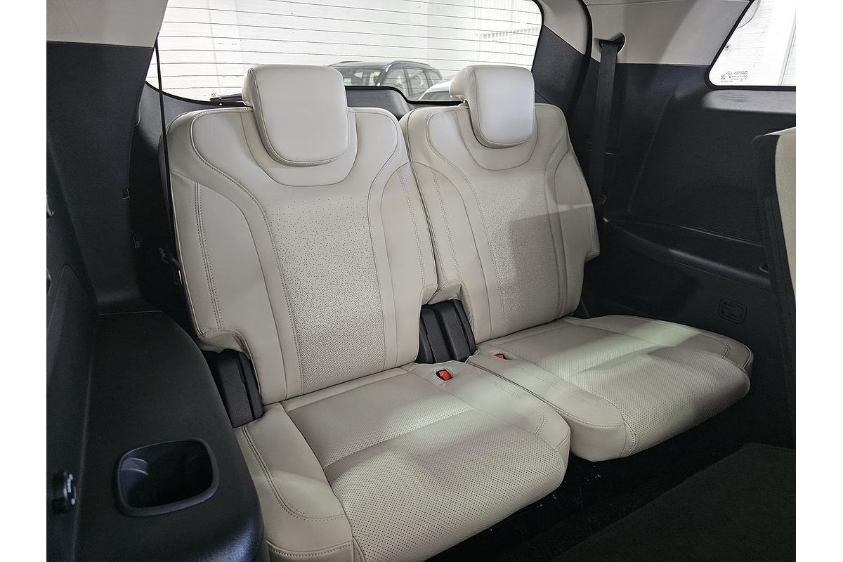 2023 Mahindra XUV700 AX7L