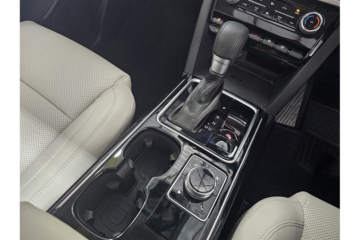 2023 Mahindra XUV700 AX7L