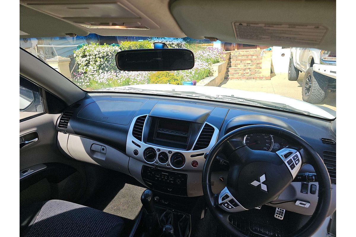 2010 Mitsubishi Triton GLX-R MN 4X4